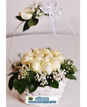 Beyaz sepette özel tasarım çiçek yolla