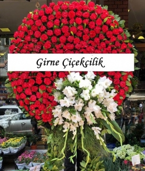  Kırmızı ve Beyaz Çiçeklerden Hazırlanmış Cenaze İçin Çelenk