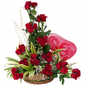 Sepet içerisinde çok özel kırmızı gül arajmanı çiçekçi