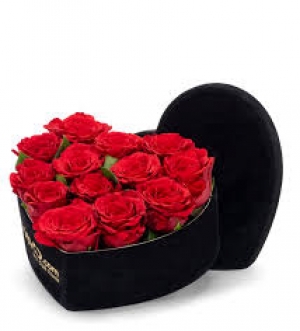 Siyah Kalp Kutu İçerisine Kırmızı Güller